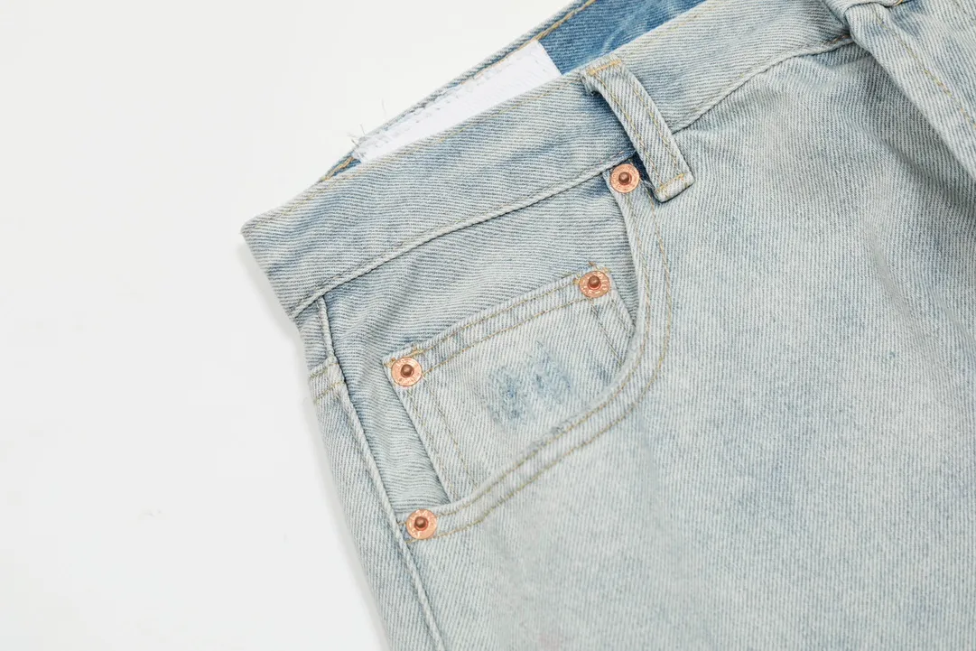 #8103 P240💰 GALLERY DEPT High Street Washed Embroidery Color Letters Water Ripple American Flare Pants Jeans -Original purchase and pattern making to truly restore the ultimate vintage texture -Original hardware accessories, washed and other elevators, QR code analysis are all purchased from the original factory, high degree of restoration, you are welcome to compare with a certain product ~ -Three-dimensional version Loose and comfortable, not picky about the figure, taller and slimmer, factory Seiko, original factory quality control, same style for men and women, can be matched with couples Versatile recommendation: must-have jeans for all seasons Color: blue Size: S-XXL (28-36)